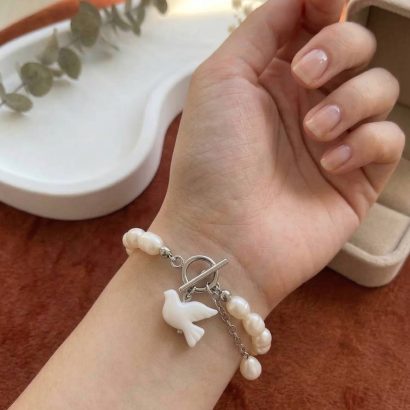 Браслет з річкових перлів та білою голубкою з глини