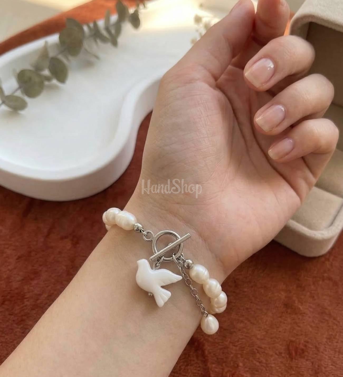 Браслет з річкових перлів та білою голубкою з глини Браслет з річкових перлів та білою голубкою з глини