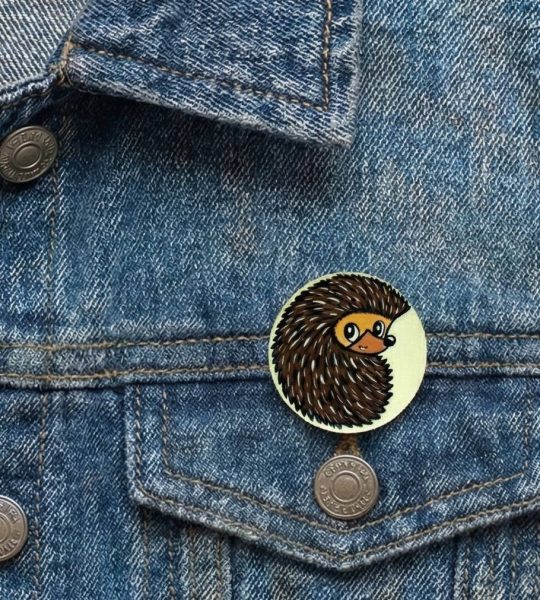 Дерев'яна сувенірна дитяча кругла брошка їжачок розпис