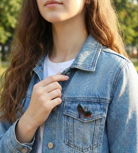 Дерев'яна брошка жіноча туфелька чорна лабутени