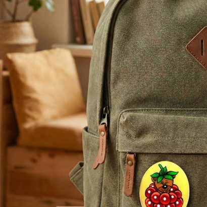 Дитяча овальна брошка ведмедик у ягідках розпис