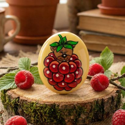 Дитяча овальна брошка ведмедик у ягідках розпис