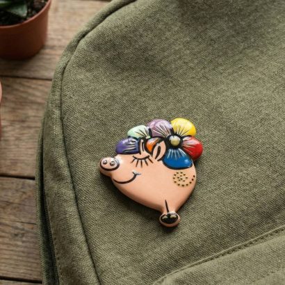 Дитяча брошка дерев'яна свинка з квітами розпис