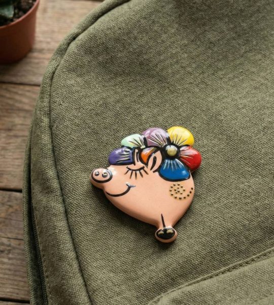 Дитяча брошка дерев'яна свинка з квітами розпис