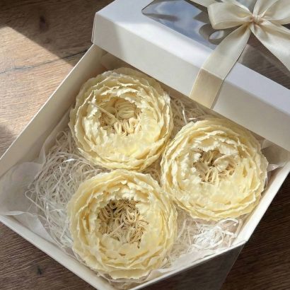 Свічка квітка біла троянда на підставці бджолиний віск