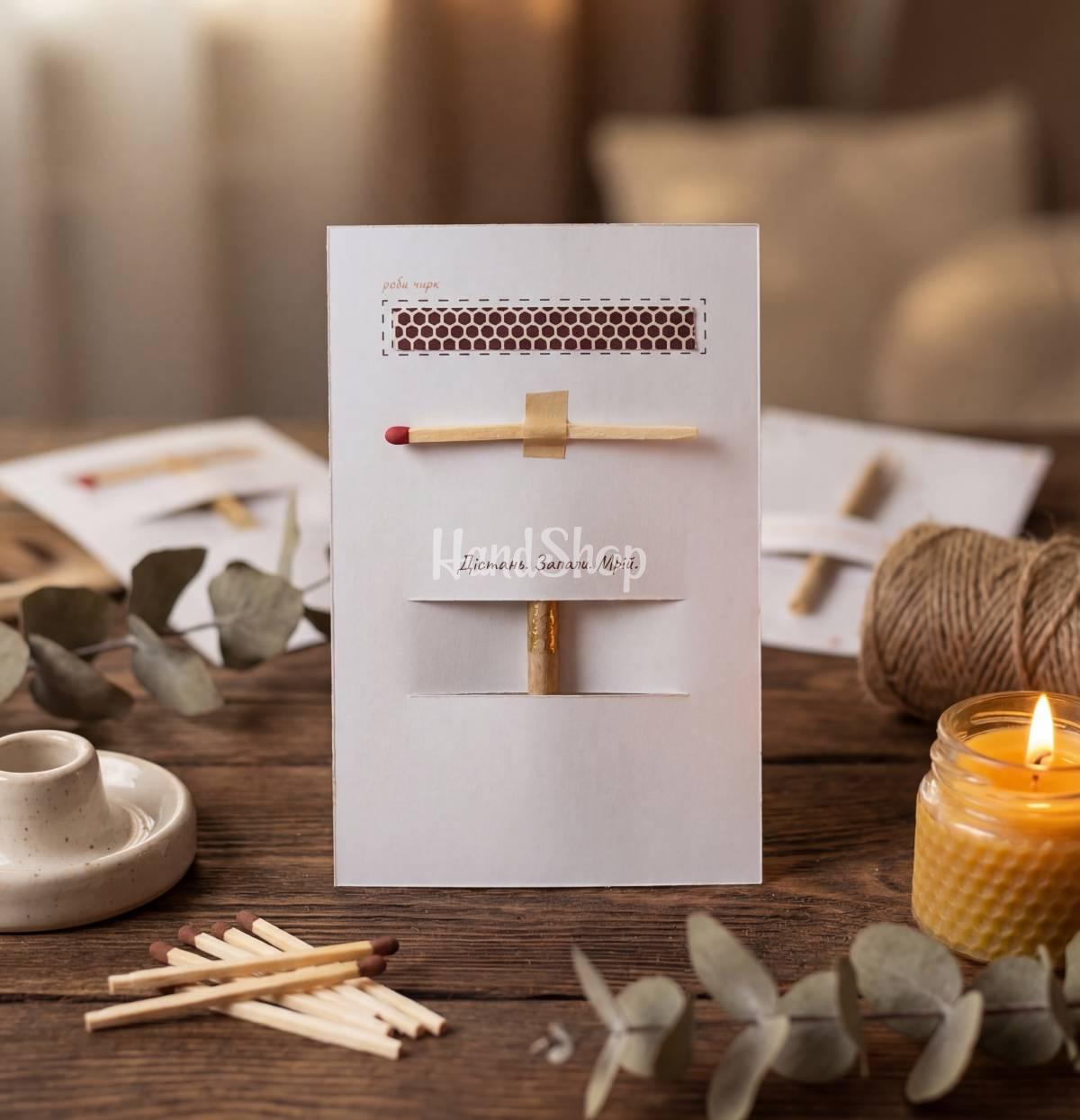 Червона листівка love з бенто свічкою, сірником та чиркалом Червона листівка love з бенто свічкою, сірником та чиркалом