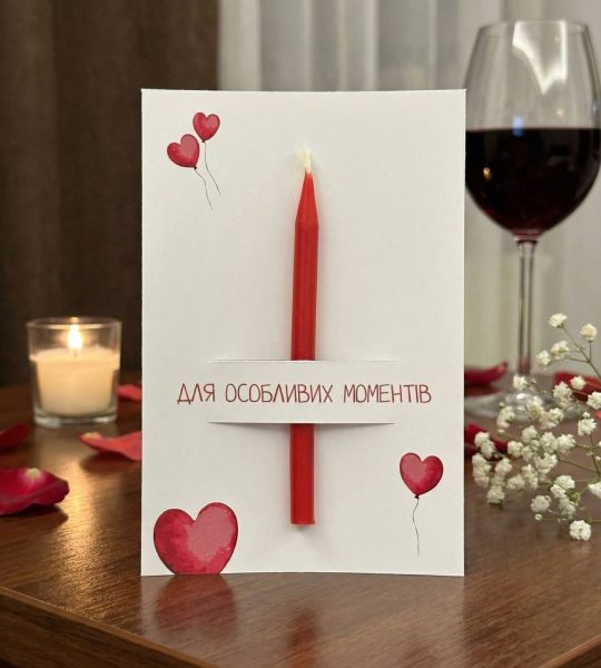 Романтична листівка сердечка зі свічкою, сірник, чиркало