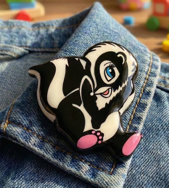 Дерев’яна дитяча брошка з білченям ручного розпису