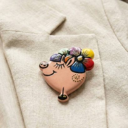 Дитяча брошка дерев'яна свинка з квітами розпис