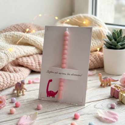 Дитяча листівка динозавр зі свічкою, сірником та чиркалом