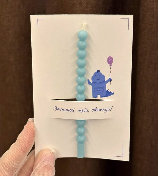 Дитяча листівка з блакитною свічкою, сірником та чиркалом