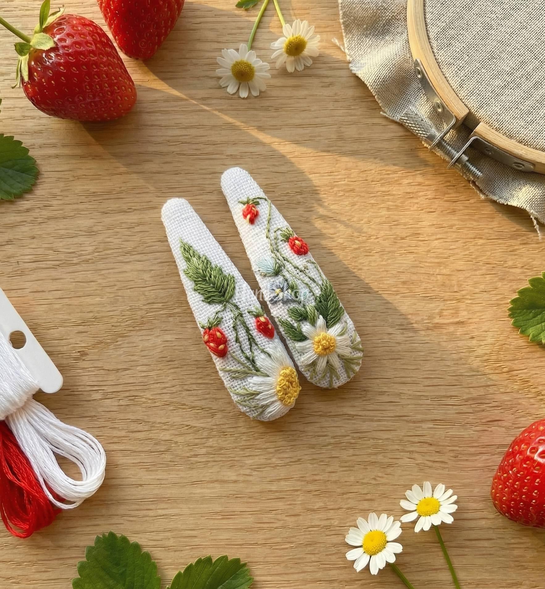 Заколочки для волосся квіти ромашки та суничка, вишивка Заколочки для волосся квіти ромашки та суничка, вишивка