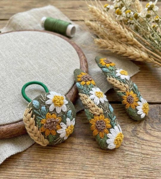 Заколки 2 шт та резинки 1 шт ручна вишивка квіти Ukraine