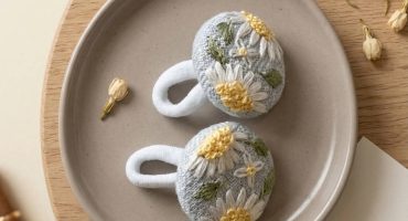 Стиль, ніжність і натуральність: дитячі резиночки для волосся з льону з авторською вишивкою квітів ромашки Стиль, ніжність і натуральність: дитячі резиночки для волосся з льону з авторською вишивкою квітів ромашки