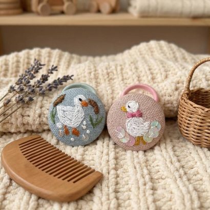 Дитячі резинки для волосся білі гуси, ручна вишивка 2 шт
