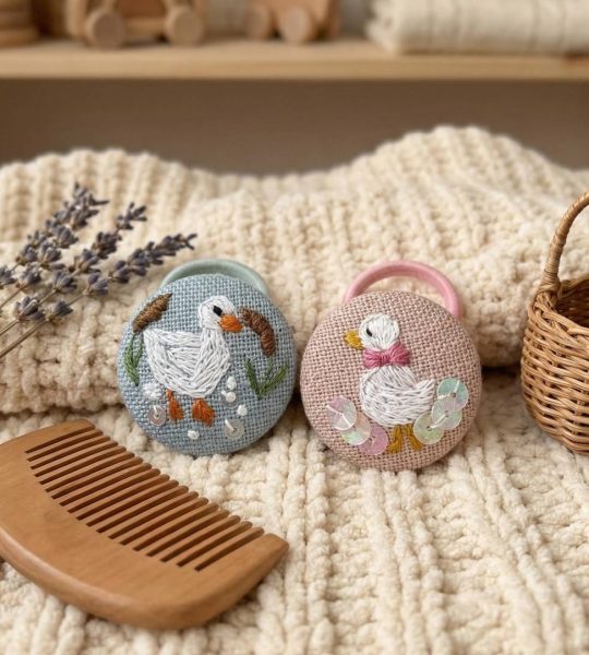 Дитячі резинки для волосся білі гуси, ручна вишивка 2 шт