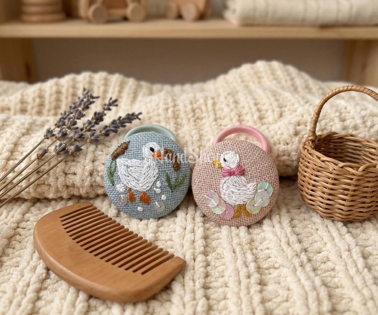 Дитячі резинки для волосся білі гуси, ручна вишивка 2 шт Дитячі резинки для волосся білі гуси, ручна вишивка 2 шт