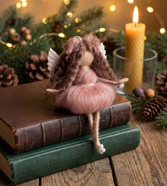 Лялечка янгол кудрява в пишній сукні валяна з вовни підвіска