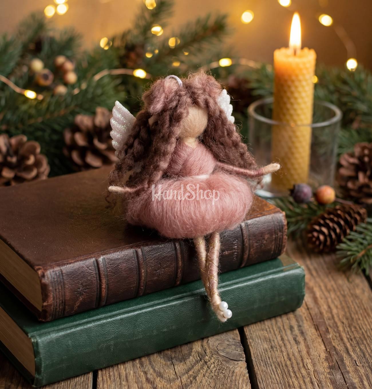 Лялечка янгол кудрява в пишній сукні валяна з вовни підвіска Лялечка янгол кудрява в пишній сукні валяна з вовни підвіска