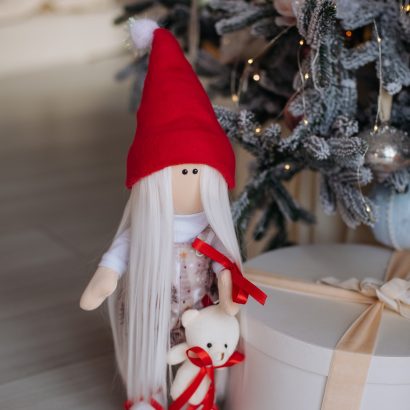 Новорічна сувенірна лялька тільда санта з довгим волоссям