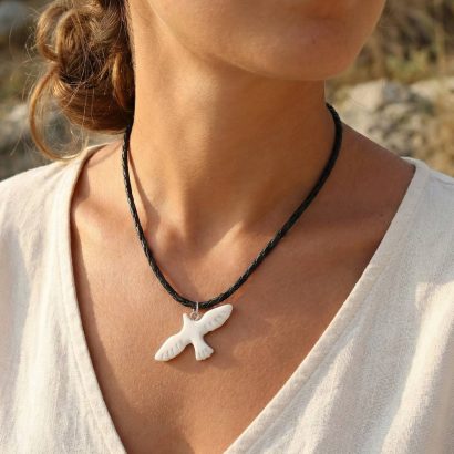 Жіночий кулон біла голубка з полімерної глини, шнур