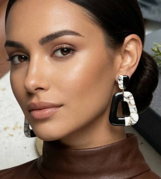 Стильні геометричні чорно-білі сережки з полімерної глини