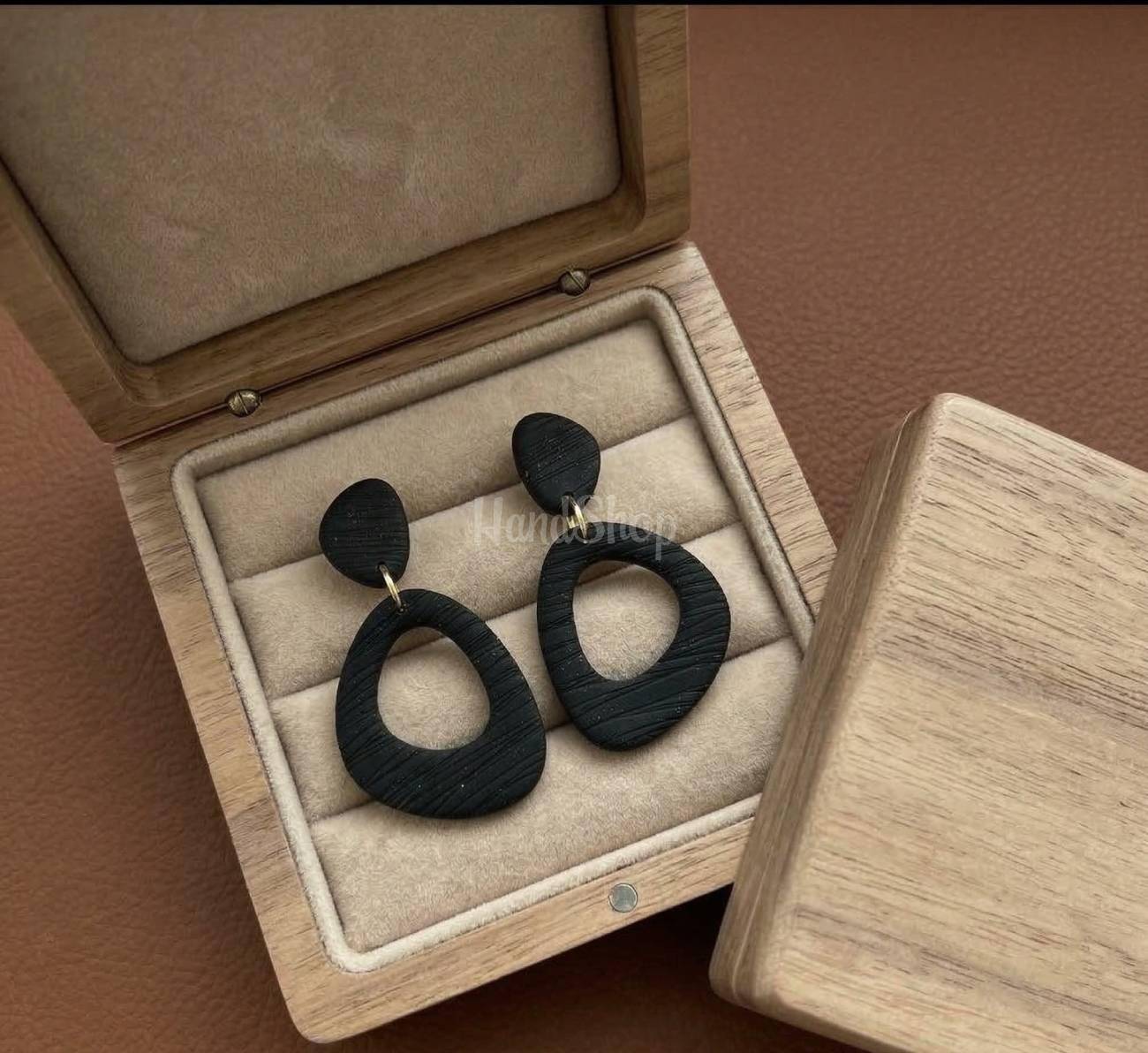Жіночі геометричні чорні сережки з полімерної глини Жіночі геометричні чорні сережки з полімерної глини