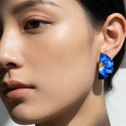 Святкові жіночі сережки синя квітка половинки з полімерної глини