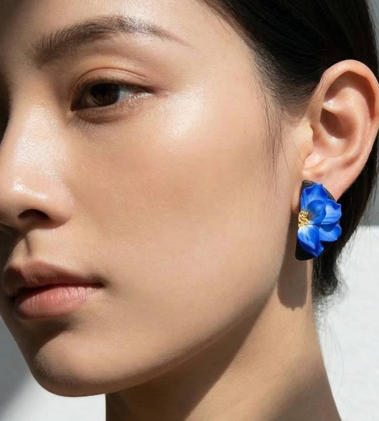 Святкові жіночі сережки синя квітка половинки з полімерної глини
