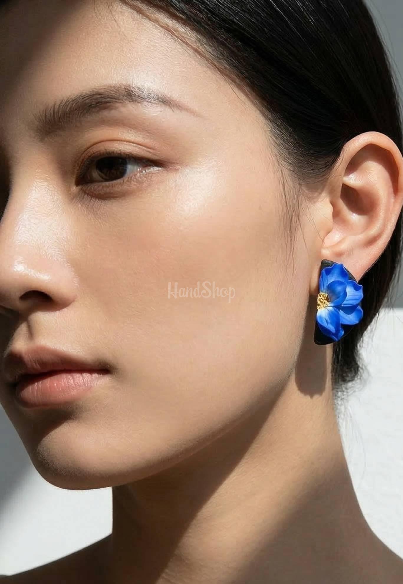 Святкові жіночі сережки синя квітка половинки з полімерної глини Святкові жіночі сережки синя квітка половинки з полімерної глини