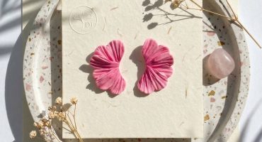 Жіночі сережки рожевий цвіт з полімерної глини - авторські прикраси у вигляді пелюсток для випускного, весілля та святкових подій