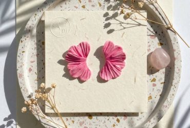 Жіночі сережки рожевий цвіт з полімерної глини - авторські прикраси у вигляді пелюсток для випускного, весілля та святкових подій