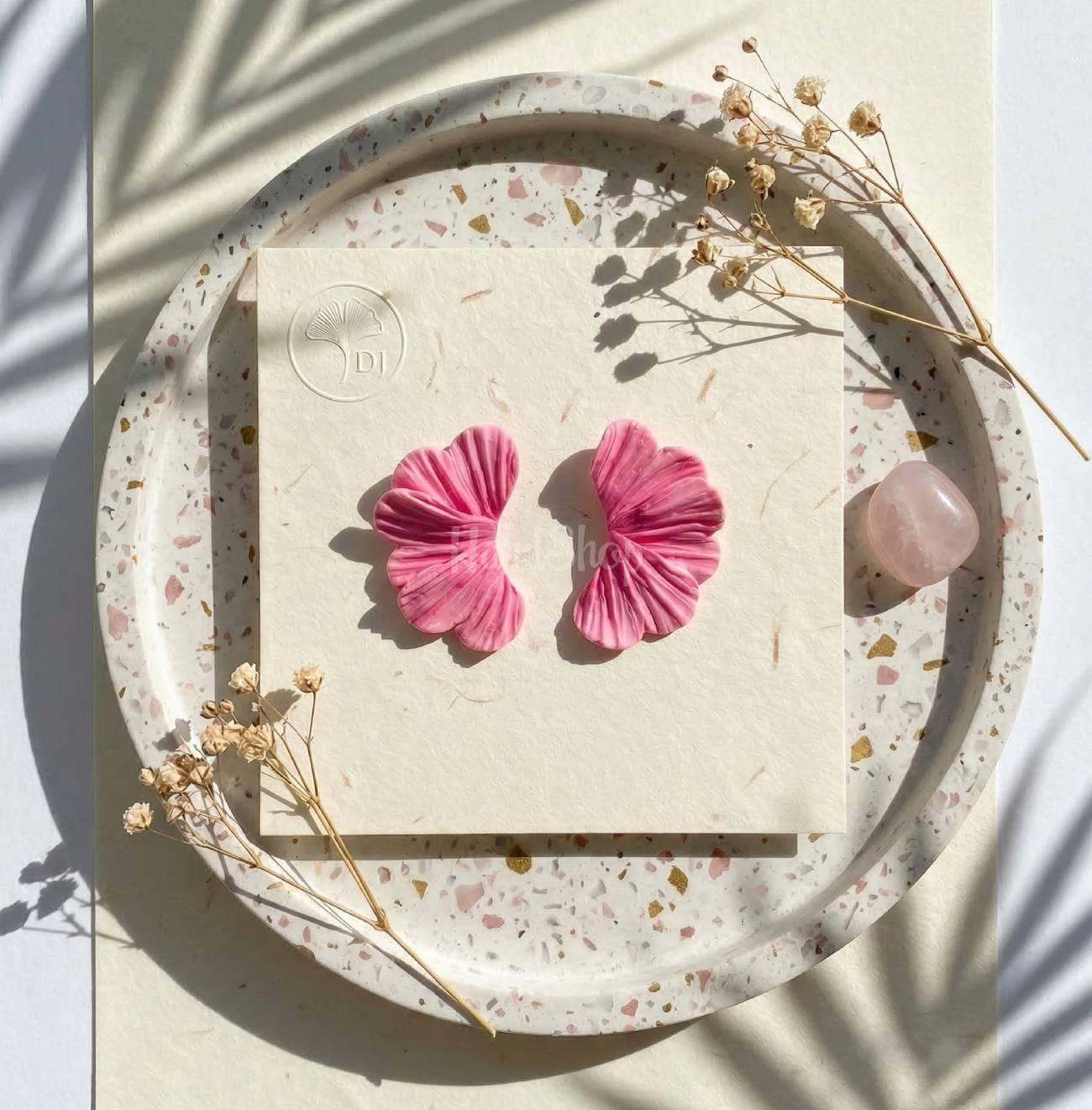 Авторські сережки рожеві пелюстки полімерна глина Авторські сережки рожеві пелюстки полімерна глина