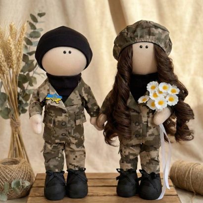Сувенірні ляльки тільда пара у військові мілітарі формі