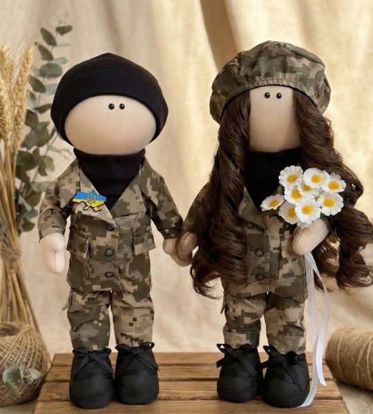 Сувенірні ляльки тільда пара у військові мілітарі формі