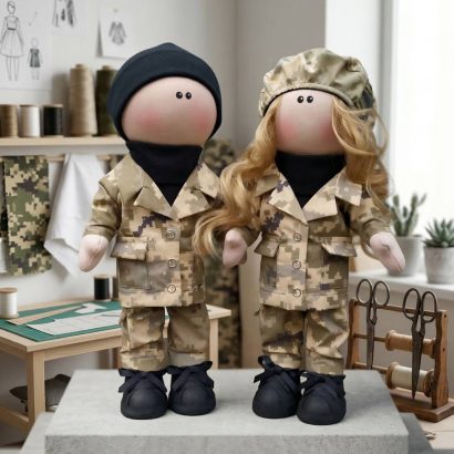 Текстильні ляльки ручної роботи пара молодят військові
