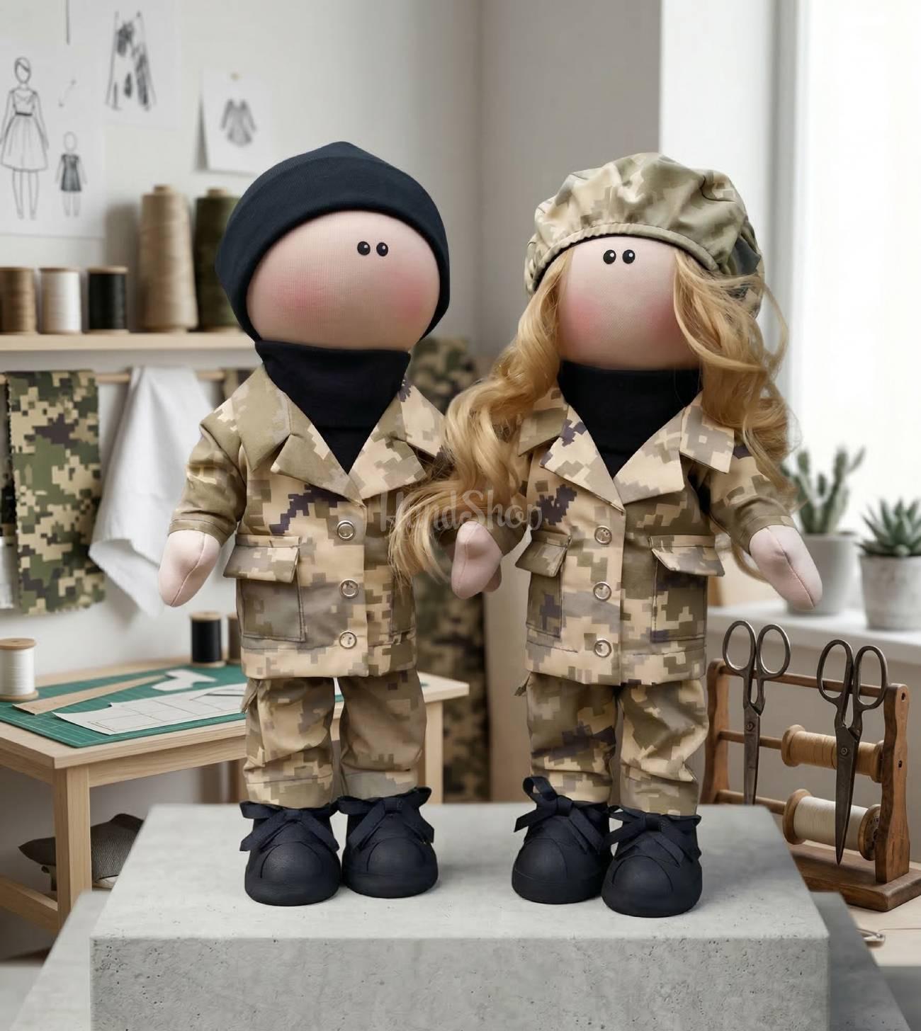 Текстильні ляльки ручної роботи пара молодят військові Текстильні ляльки ручної роботи пара молодят військові