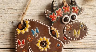 Авторська сувенірна підвіска керамічна корівка ручної роботи - чарівний акцент для дитячої кімнати Авторська сувенірна підвіска керамічна корівка ручної роботи - чарівний акцент для дитячої кімнати