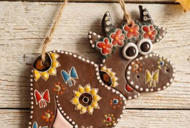 Авторська сувенірна підвіска керамічна корівка ручної роботи - чарівний акцент для дитячої кімнати