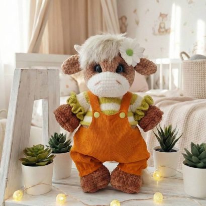 Сувенірна авторська в’язана м’яка дитяча іграшка корівка