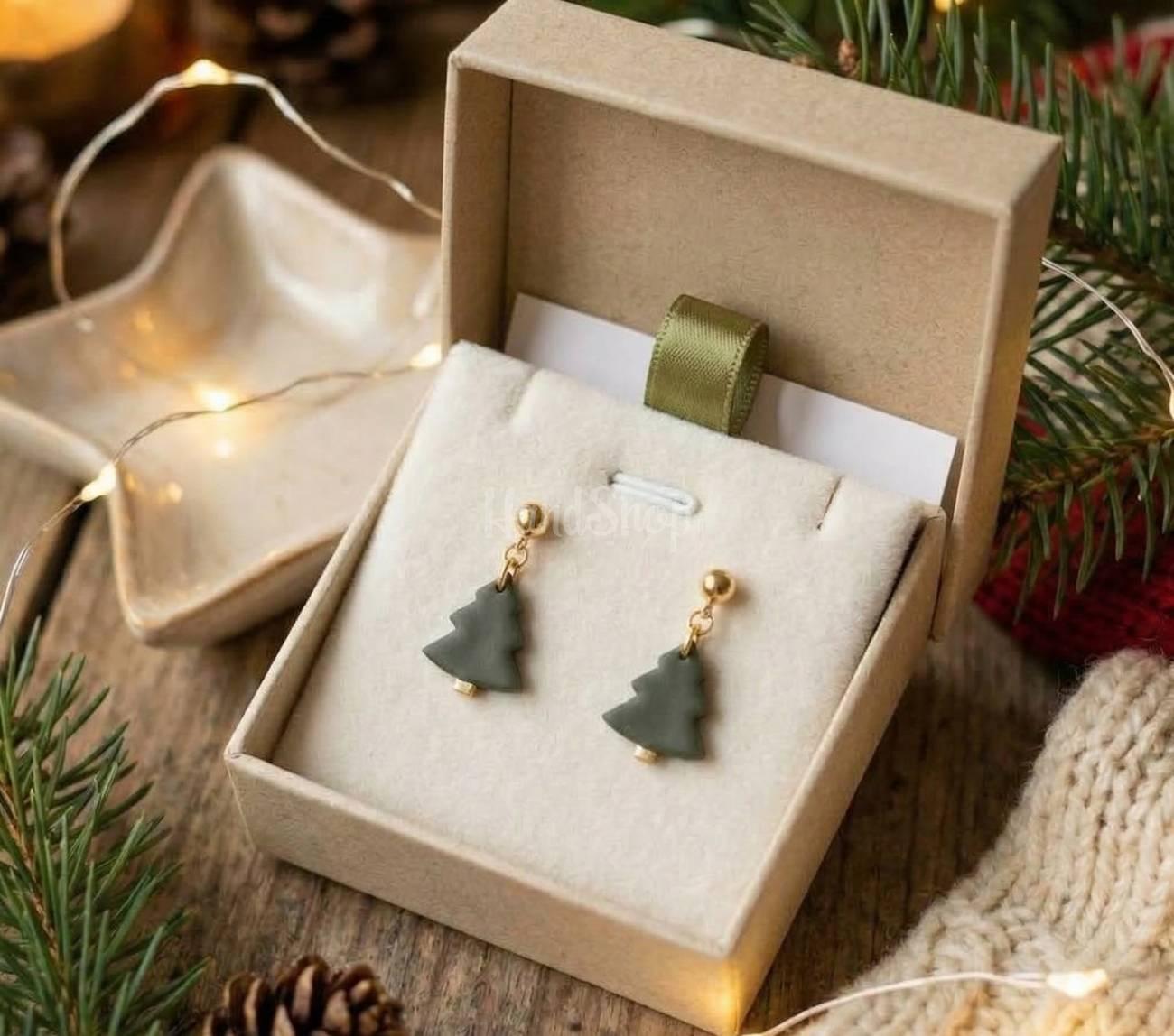 Новорічні сережки зелені ялинки полімерна глина 2026 Новорічні сережки зелені ялинки полімерна глина 2026