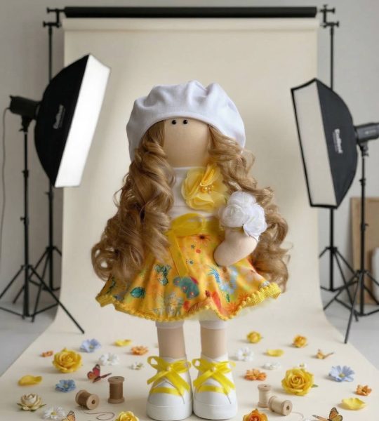 Велика ігрова текстильна лялька тільда кудрява в береті