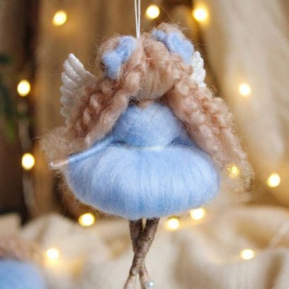 Лялька сніжинка валяна з вовни підвіска на ялинку ангел в сукні