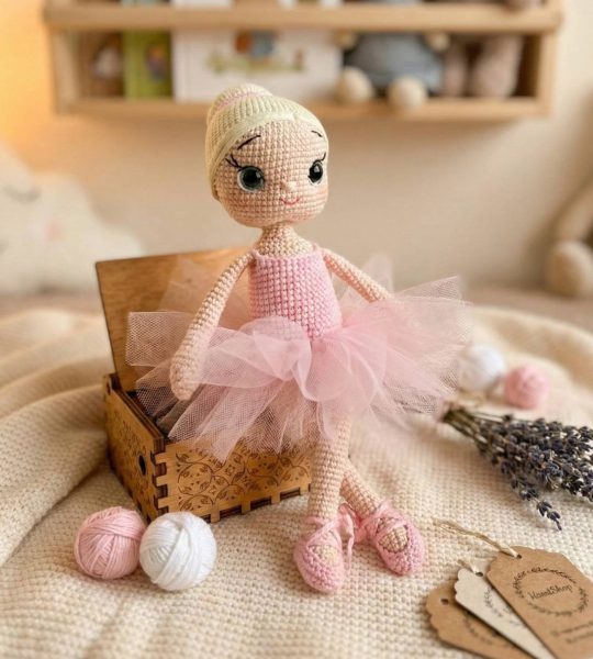 Сувенірна лялька балерина в пуантах та рожевій пачці