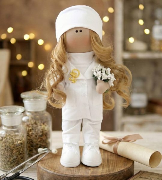 Сувенірна велика авторська інтер’єрна лялька лікарка