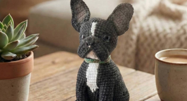 Мініатюрний чорний французький бульдог - авторська в’язана іграшка гачком для колекціонерів і не тільки