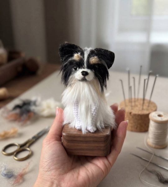 Авторська в’язана іграшка песик чіхуахуа довгошерстий