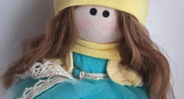 Магія української культури: лялька брелок ручної роботи маленька українка - символ вільної душі"