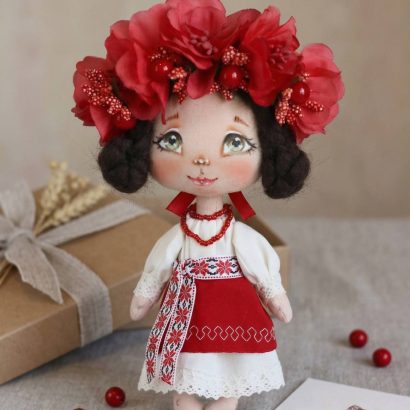 Сувенірна лялька україночка у сукні з червоним віночком