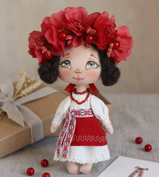 Сувенірна лялька україночка у сукні з червоним віночком